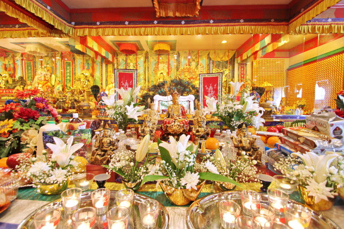 Flowers & Lights offering to Ksitgarbha and Buddha